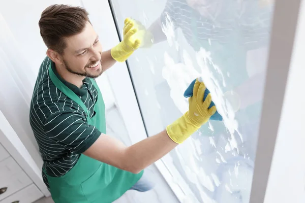 男工人在家洗窗玻璃 — 图库照片