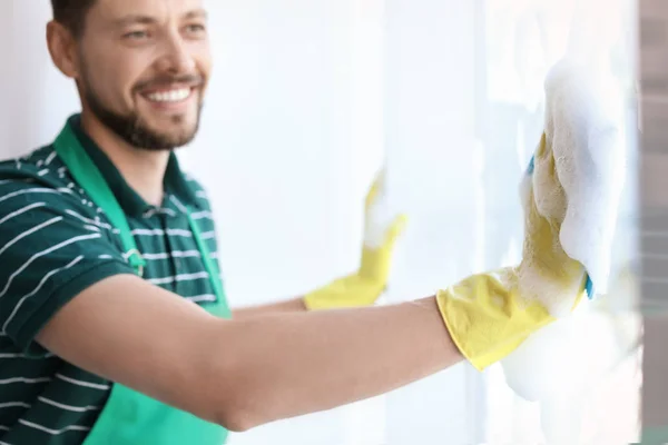 Männlicher Arbeiter Wäscht Fensterglas Hause — Stockfoto