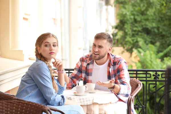 Casal Jovem Discutindo Enquanto Estava Sentado Café Livre Problemas Relacionamento — Fotografia de Stock