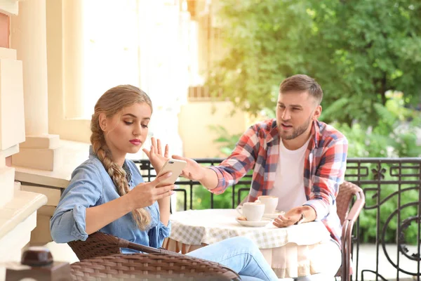 年轻夫妇坐在咖啡馆 户外争吵 关系中的问题 — 图库照片
