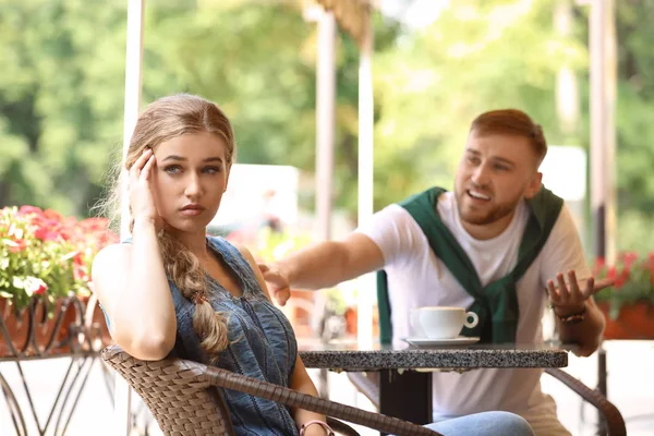 Casal Jovem Discutindo Enquanto Estava Sentado Café Livre Problemas Relacionamento — Fotografia de Stock