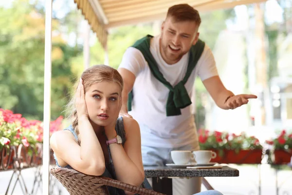 Ungt Par Argumentera När Man Sitter Café Utomhus Problem Relation — Stockfoto