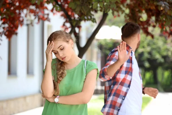 Casal Jovem Discutindo Rua Problemas Relacionamento — Fotografia de Stock