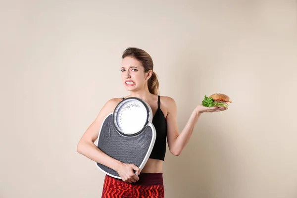 Joven Mujer Hermosa Con Escamas Sándwich Sobre Fondo Claro Motivación —  Fotos de Stock