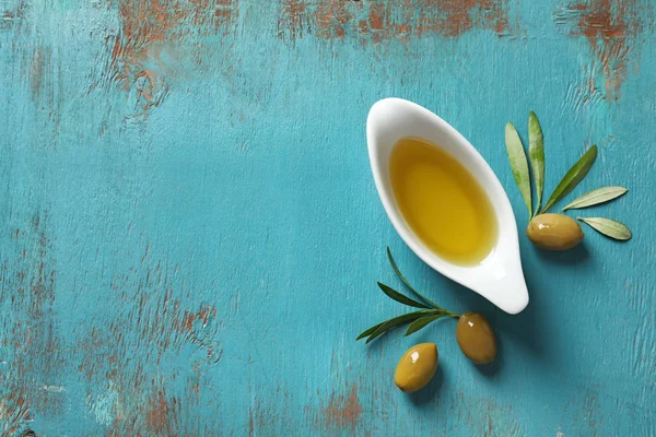 Gravy Boat Oil Olives Leaves Wooden Table Top View — Stock Photo, Image