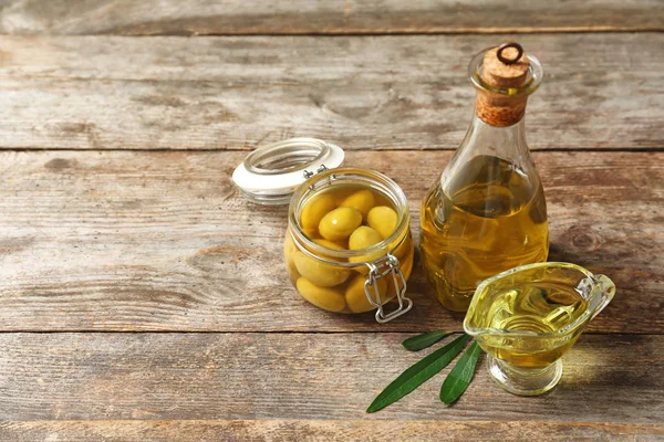 Hermosa Composición Con Aceite Aceitunas Maduras Sobre Mesa Madera —  Fotos de Stock