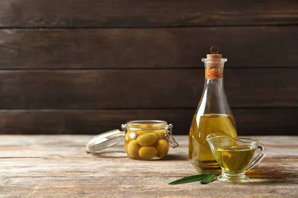 Hermosa Composición Con Aceite Aceitunas Maduras Sobre Mesa Madera — Foto de Stock