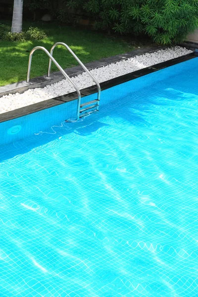 Piscine Moderne Avec Escalier Extérieur — Photo