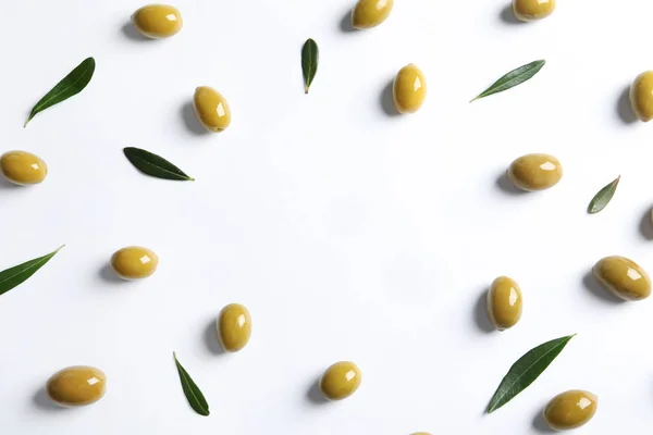 Composizione Piatta Con Olive Fresche Ricoperte Olio Fondo Bianco — Foto Stock