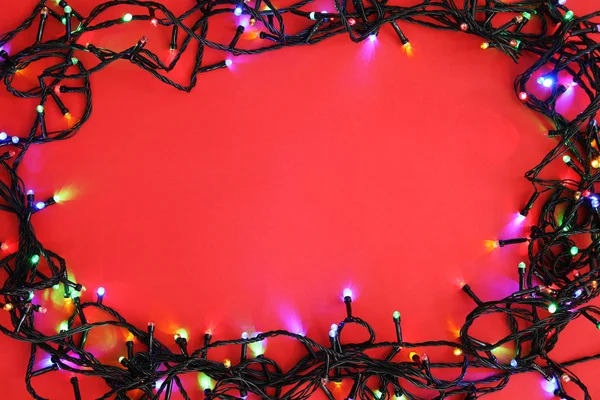 Leuchtende Weihnachtsbeleuchtung Auf Farbigem Hintergrund Draufsicht — Stockfoto