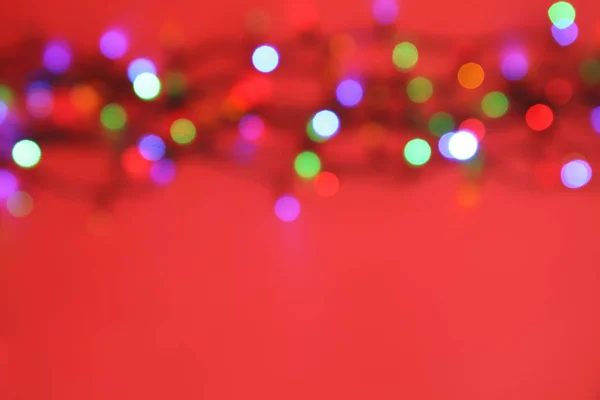 Verschwommene Ansicht Glühender Weihnachtslichter Auf Farbigem Hintergrund Draufsicht — Stockfoto