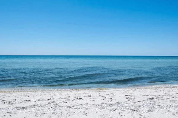 Prachtig Uitzicht Het Zandstrand Aan Zonnige Zomerdag — Stockfoto