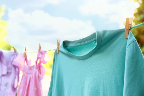 晴天户外洗衣线上的衣服 — 图库照片