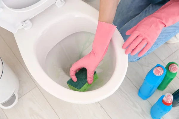 Vrouw Schoonmaken Van Pot Badkamer — Stockfoto