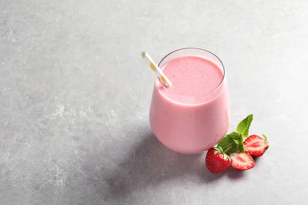 Glas Med Läckra Jordgubb Smoothie Bord — Stockfoto