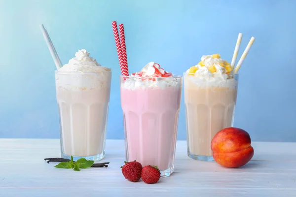 Bril Met Heerlijke Milkshakes Tafel — Stockfoto