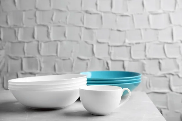 Различные Чистые Посуда Столе — стоковое фото