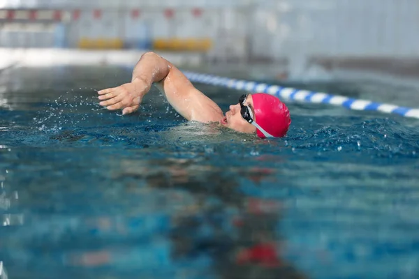 Mladý Atletický Muž Plavání Bazénu — Stock fotografie