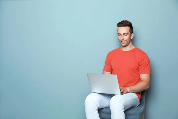 Homem Roupas Casuais Com Laptop Fundo Cor — Fotografia de Stock