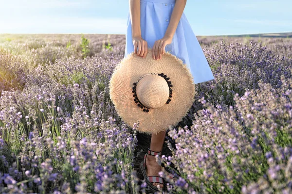 Wanita Muda Dengan Topi Lapangan Lavender Pada Hari Musim Panas — Stok Foto