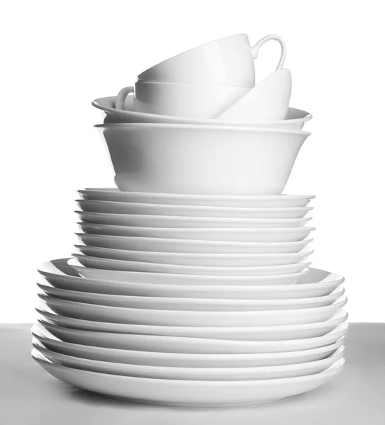 白い背景の上の陶磁器製食器のスタック — ストック写真