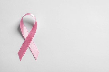 Pembe kurdele beyaz arka planda, üstten görünüm. Kanseri bilinçlendirme