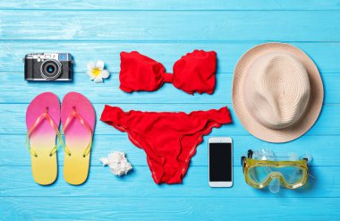 Plaj nesneleri ve ahşap arka plan üstünde hareket eden telefon düz yatıyordu kompozisyonu