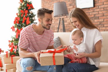 Mutlu çifte kutlama Noel birlikte evde bebekle