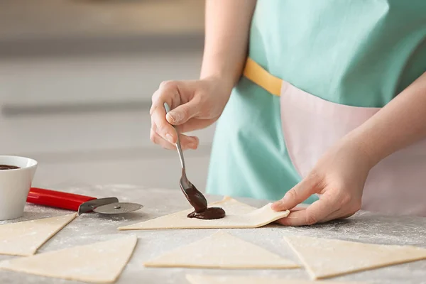 Mulher Preparando Saborosos Croissants Com Pasta Chocolate Mesa Close — Fotografia de Stock