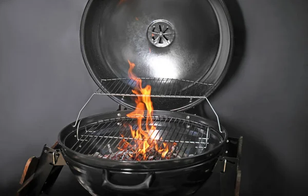 Nya Moderna Barbecue Grill Med Kolen Svart Bakgrund — Stockfoto