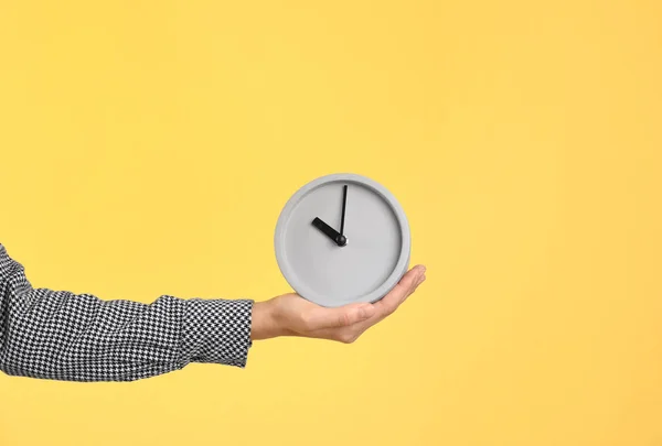 Mujer Joven Sosteniendo Reloj Sobre Fondo Color Gestión Del Tiempo — Foto de Stock