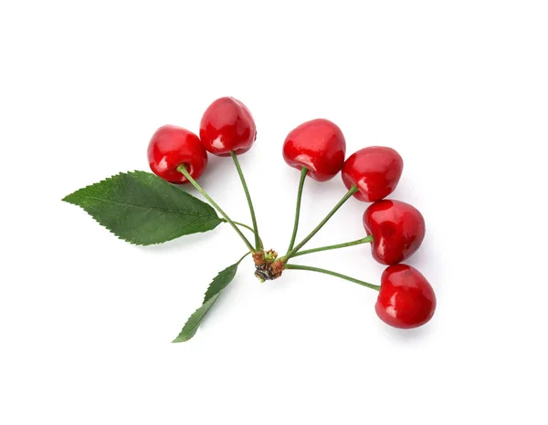 Cerises Rouges Douces Avec Des Feuilles Sur Fond Blanc — Photo