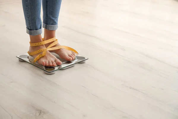 Woman Tape Measuring Her Weight Using Scales Wooden Floor Healthy — Stock Photo, Image