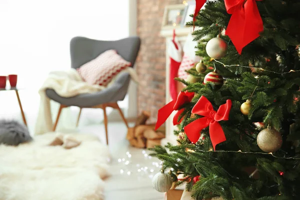 Árvore Natal Com Decoração Elegante Dentro Casa Close — Fotografia de Stock