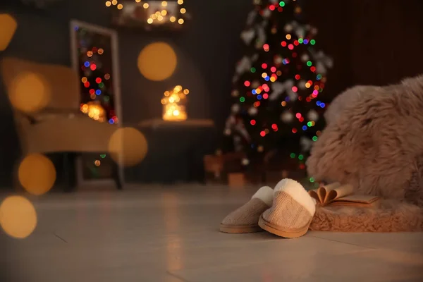 Weiche Hausschuhe Mit Flauschiger Decke Und Weihnachtsbaum Dunklen Raum — Stockfoto