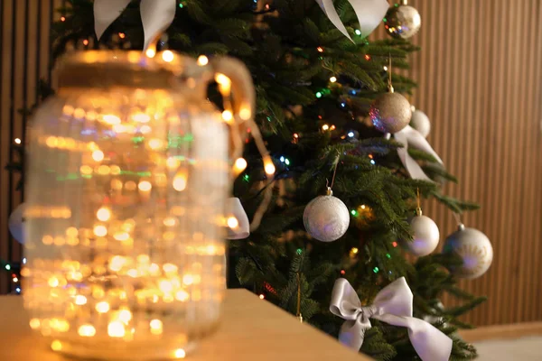 Árvore Natal Com Decoração Elegante Luzes Fadas Dentro Casa — Fotografia de Stock