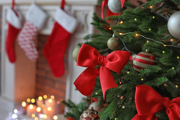 Árvore Natal Com Decoração Elegante Dentro Casa Close — Fotografia de Stock