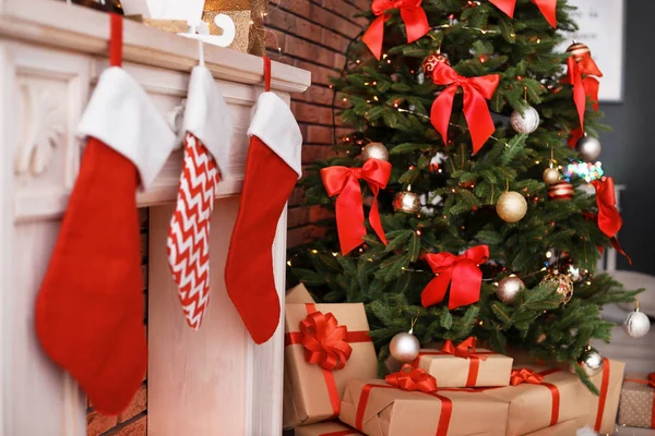 Hermoso Árbol Navidad Regalos Cerca Chimenea Decorativa Con Medias Interior — Foto de Stock