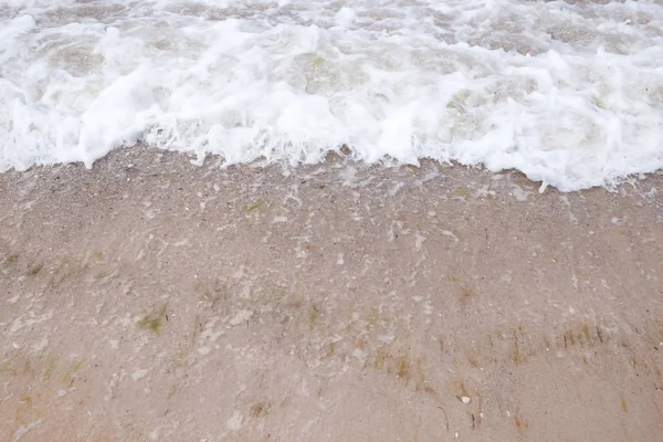 濡れた砂 クローズ アップと美しい海岸 — ストック写真