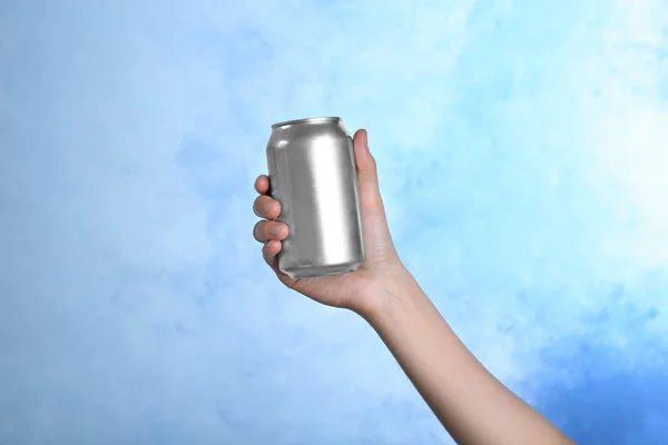 女性保持アルミ缶飲料色の背景上に — ストック写真