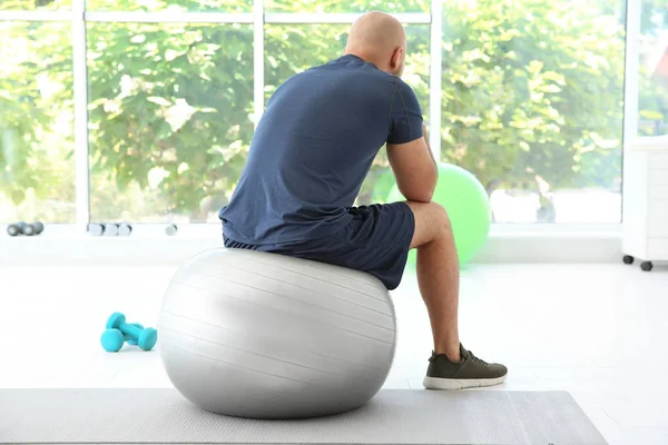 Cansado Sobrepeso Homem Sentado Bola Fitness Ginásio — Fotografia de Stock
