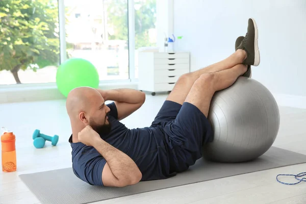Överviktig Man Gör Övning Med Fitness Boll Gymmet — Stockfoto