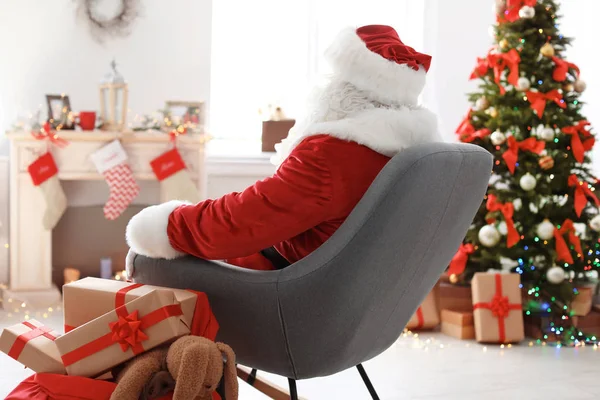 Autêntico Papai Noel Traje Tradicional Dentro Casa — Fotografia de Stock