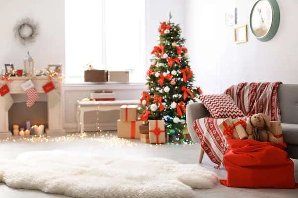 Interior Kamar Dengan Pohon Natal Dan Tas Hadiah Santa — Stok Foto