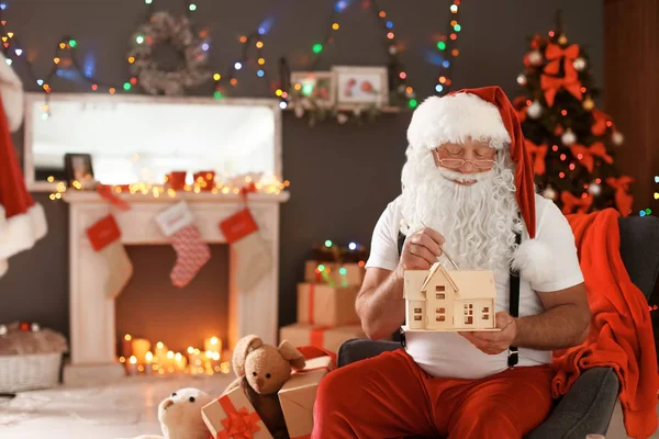 Настоящий Санта Клаус Рисует Игрушечный Домик Мастерской — стоковое фото