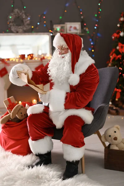 Autentyczny Święty Mikołaj Czytania Listy Życzeń Pomieszczeniu — Zdjęcie stockowe