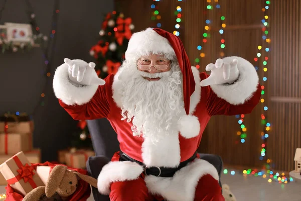 Autêntico Papai Noel Mostrando Gestos Engraçados Dentro Casa — Fotografia de Stock