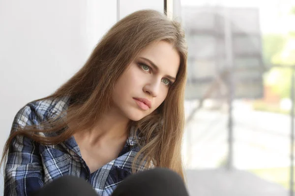 Mujer Joven Deprimida Sentada Cerca Ventana — Foto de Stock