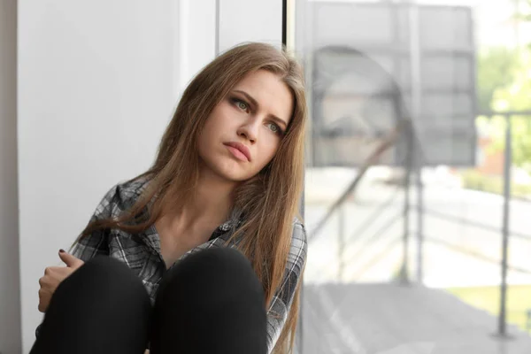 Deprimida Jovem Mulher Sentada Perto Janela — Fotografia de Stock