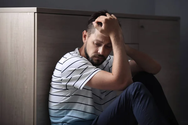 Homem Solitário Sofrendo Depressão Casa — Fotografia de Stock